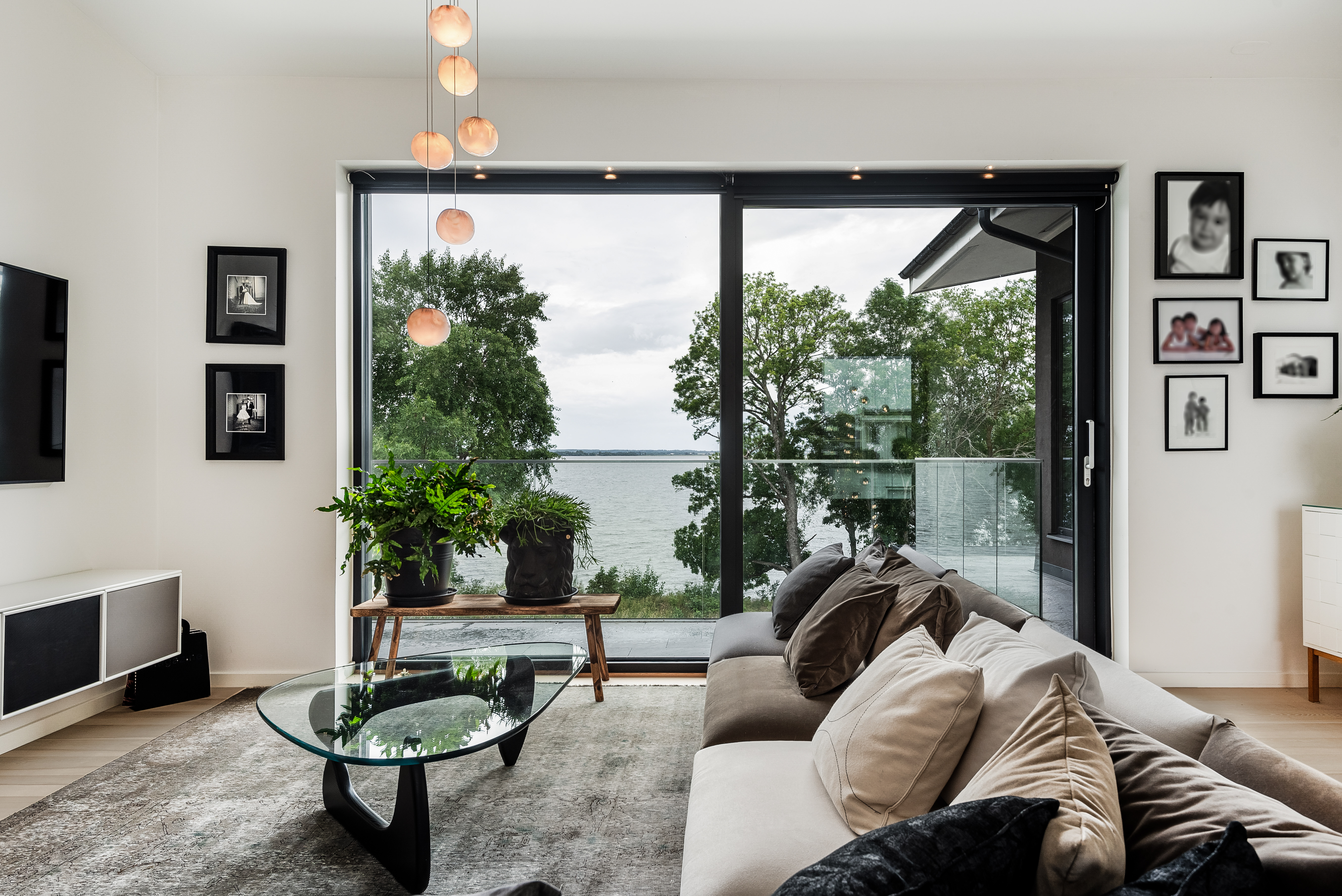 Lounge med soffa och utsikt över sjön