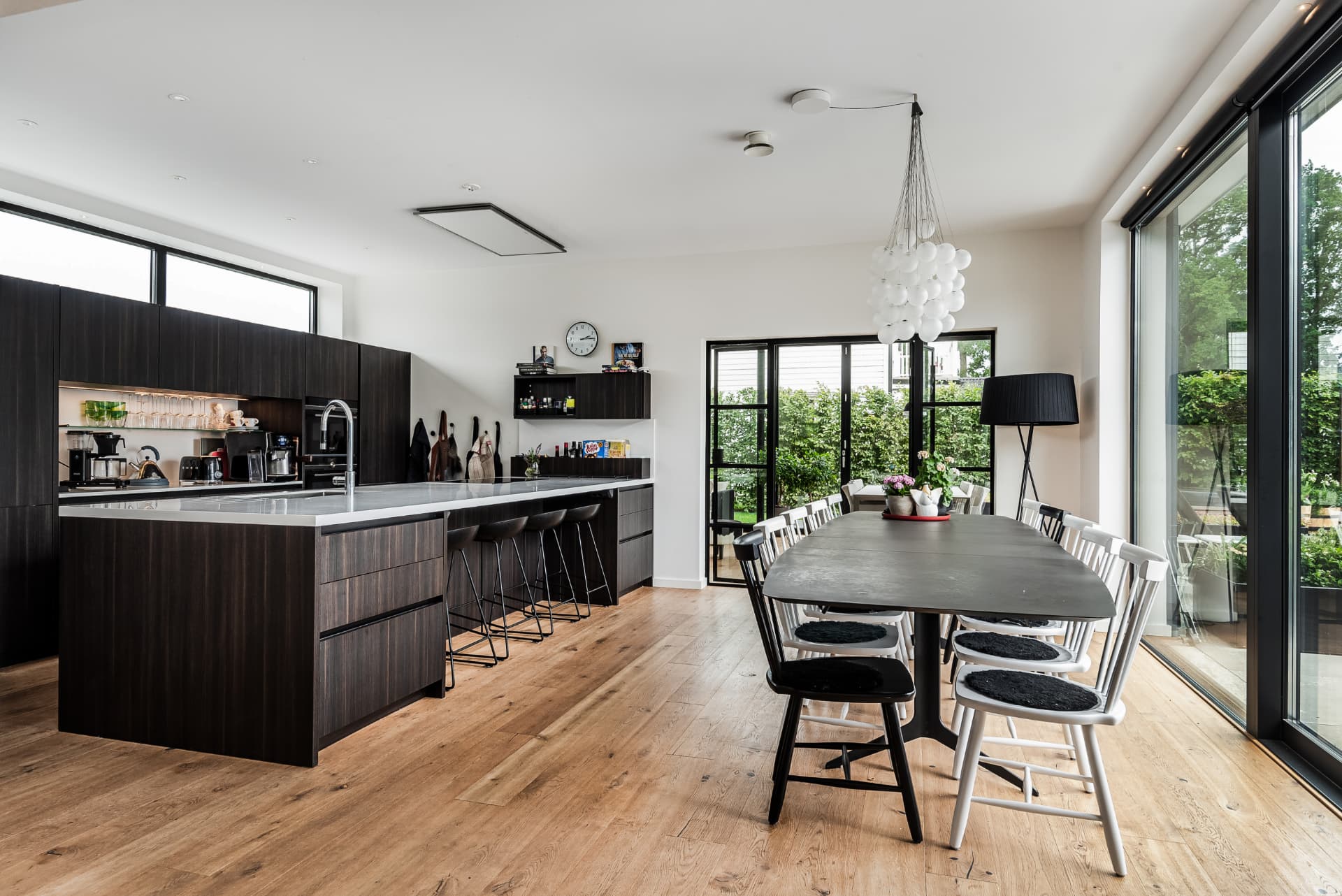 Öppet kök med köksö och matplats i stenhuset i Ekängen